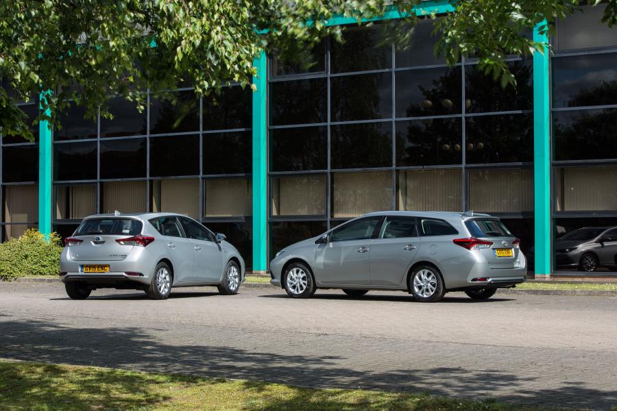  Toyota Auris Hybrid 2015 года  (UK) (фото 22 из 23)